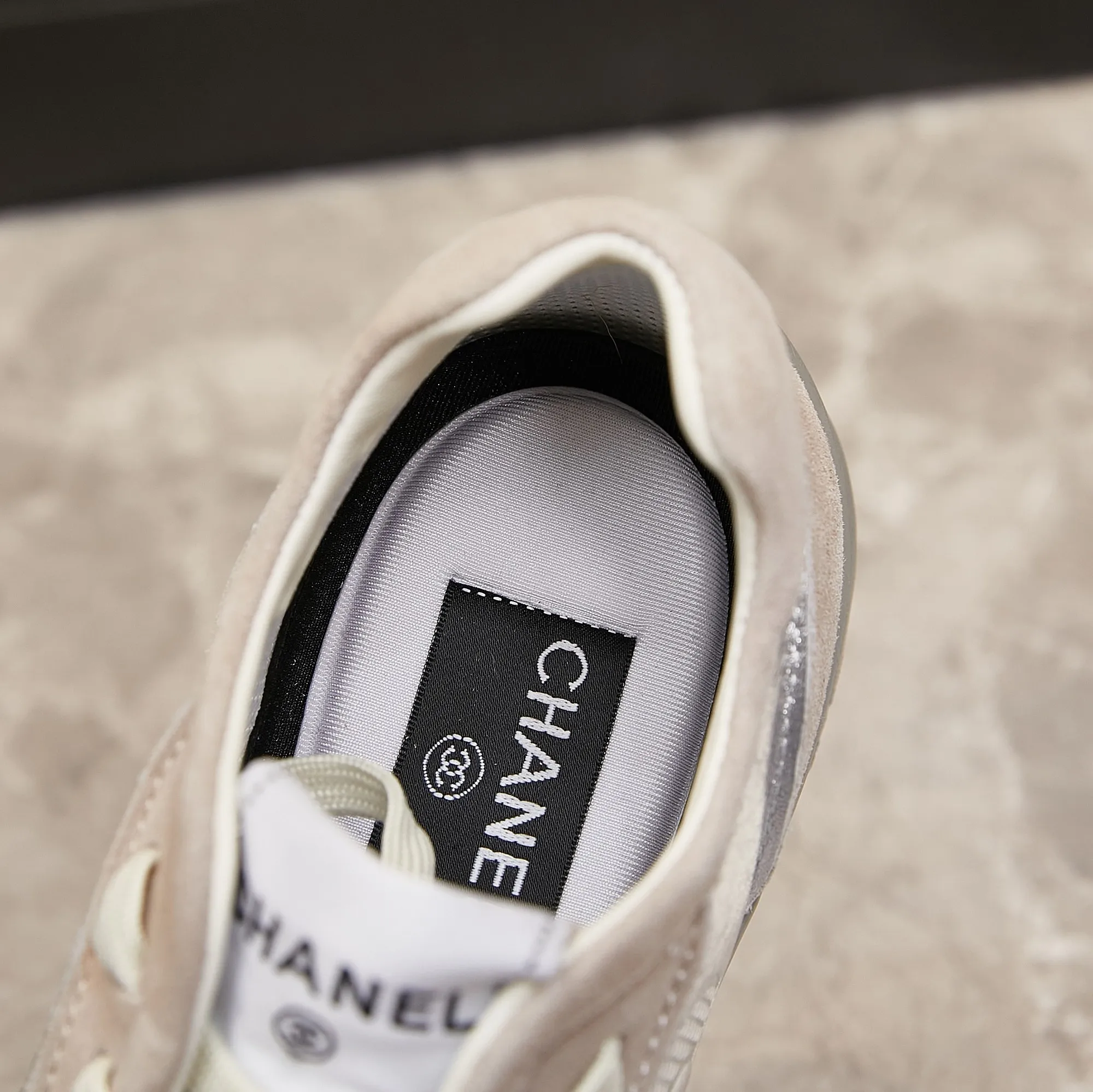 👟👟Ex-factory price 560👟👟 Chanel Grandma 2024 counter top casual sports shoes This classic design; the upper is electro-embroidered with a variety of techniques; the outsole is fashionable and sporty; it is unusual to incorporate a variety of color matching elements... The diversified mix and match is very good-looking and versatile, casual, fashionable, sports and outdoor can be taken into account... ꫛꫀꪝ Go➫ Material: ❶Upper is made of: Original imported high silk cow suede + small fragrance fabric ❷Inner lining: original imported breathable sheepskin lining ❸Outsole based on: original TPU combination outsole Special counter boutique packaging complete set for women 35–41